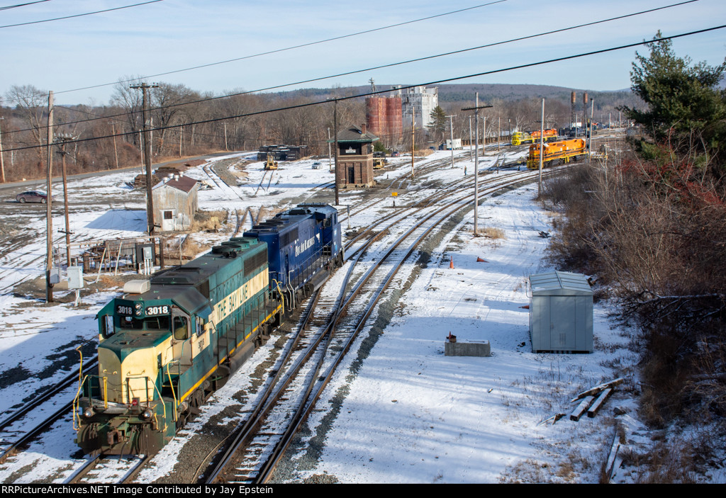 ED-9 backs into the west end of East Deerfield Yard  